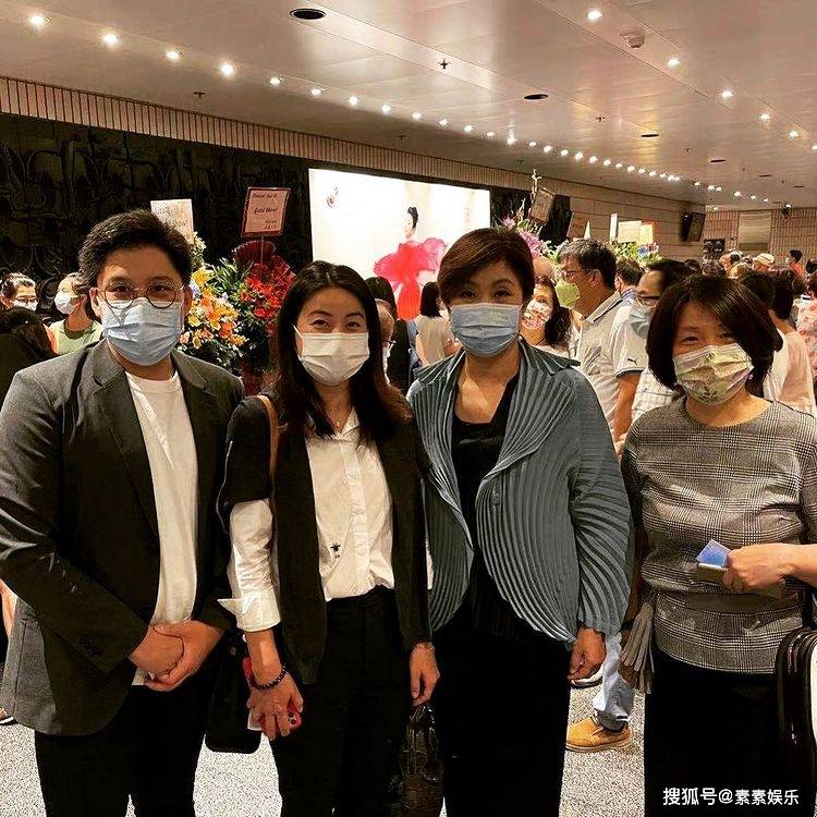 郭晶晶贴在老公霍启刚胸前拍照,秀恩爱的角度很讲究