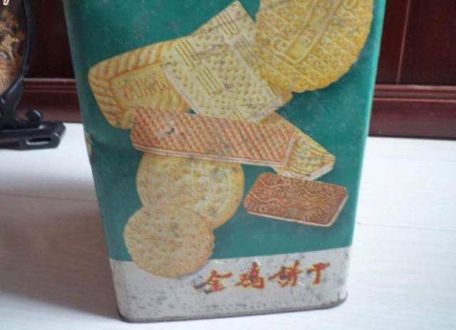 2,金鸡饼干古巴糖是在60年代进口的一款零食,虽说是进口的,但是也没有