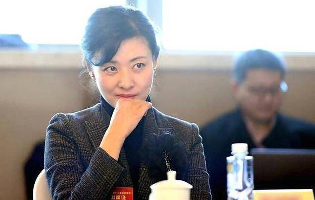 周涛的第一任丈夫叫姚宏,是周涛学长,两人从校服到婚纱,度过了最好的