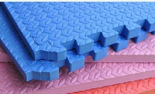 总结:含有甲酰胺的爬行垫对宝宝的伤害非常大,家长选择爬行垫的时候