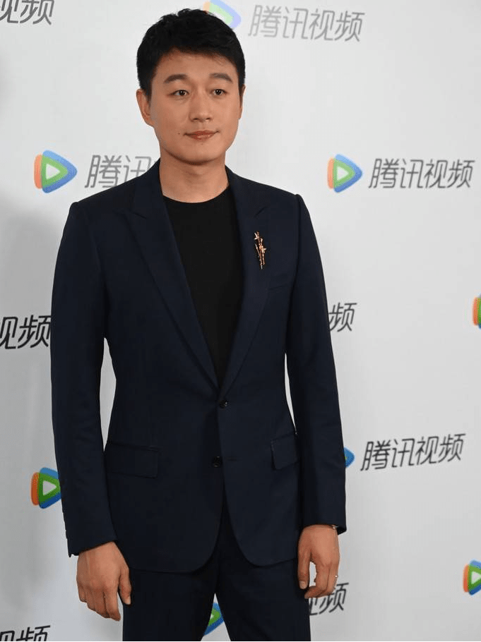 佟大为一身黑色西装简约低调尽显成熟魅力