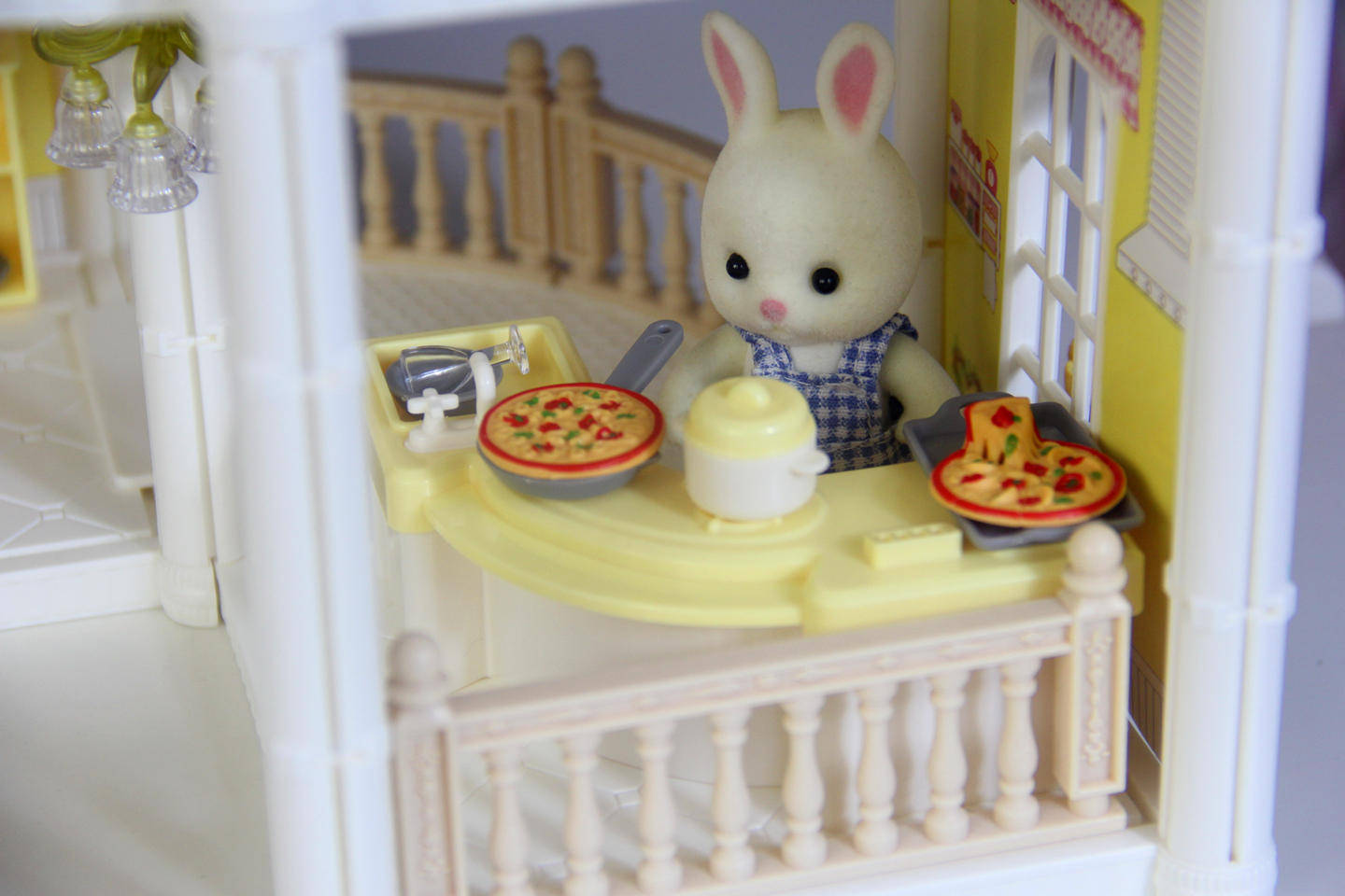 这个秋千就是我最喜欢的,晚上还有路灯照亮,你看考拉公主玩得多开心.