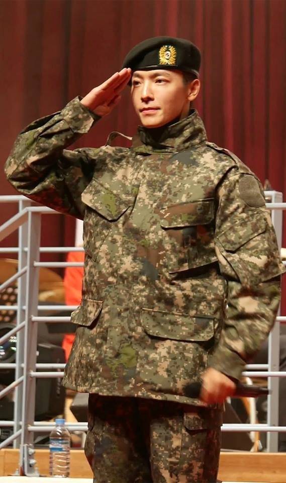 原创网热议韩星超帅从军入伍照玄彬玉泽演军照超man