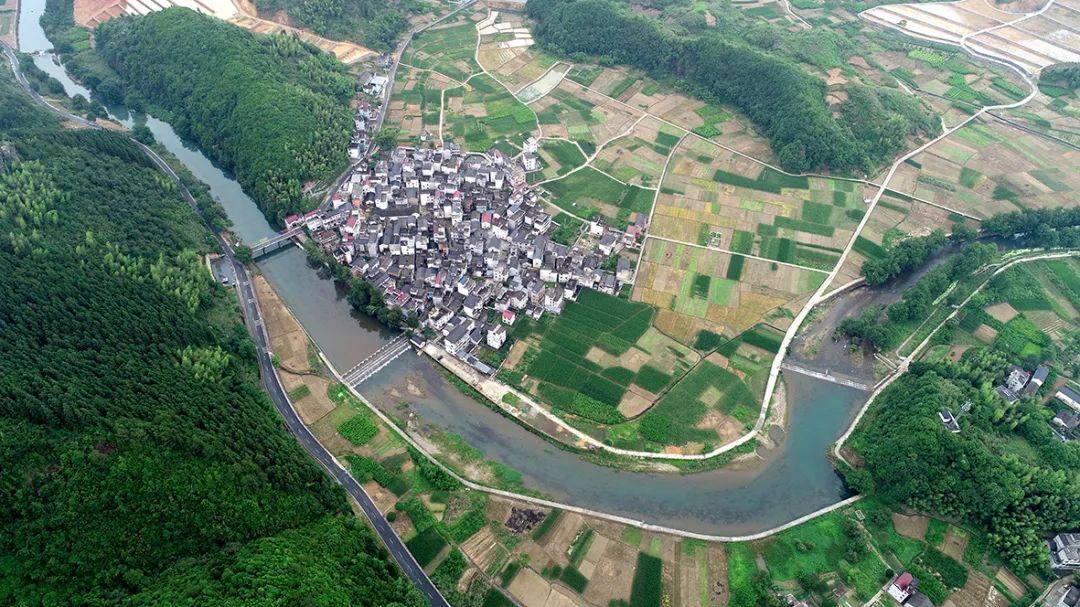 郁川村是个秀气古老的小村庄,位于姜家北部,坐落在美丽的郁川溪畔,由