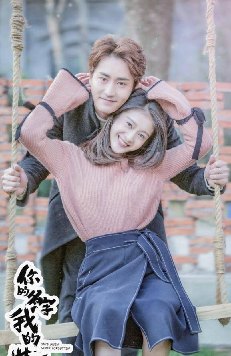 杨玏陪美女在超市买姨妈巾,疑新恋情曝光,女生背影不像毛晓彤_米露