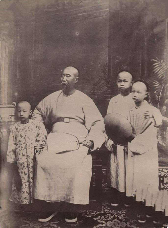 李文安勤于读书,李氏便料理家务,夫妻二人还生下了李瀚章,李鸿章