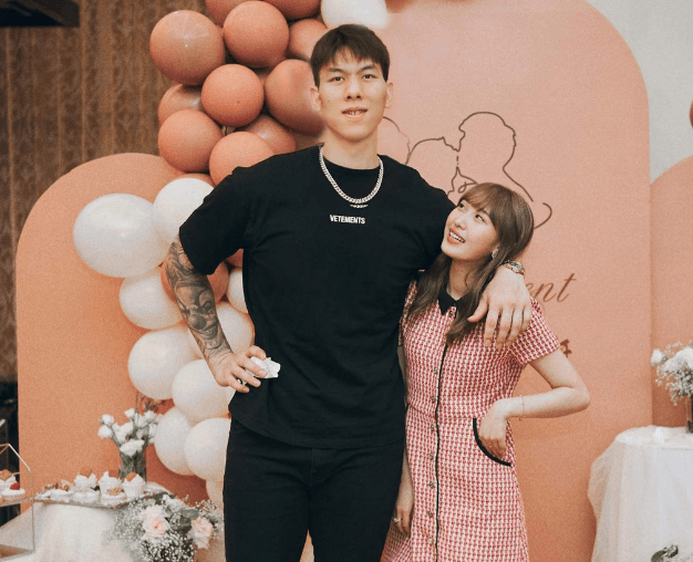 他因综艺节目而走红,年薪超过cba状元,女友身材傲人颜值高_张鸿林