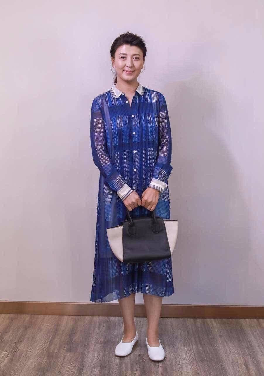 闫学晶演的角色都土,但穿红旗袍参加儿子婚礼,就像个贵妇!