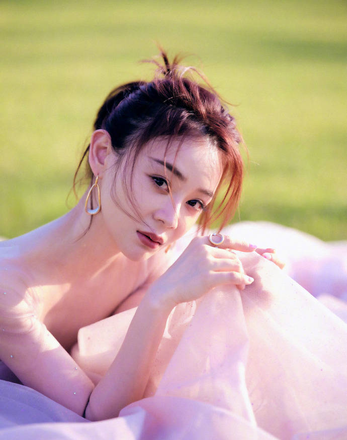 袁姗姗穿粉色公主纱裙秀直角肩双眸动人超温柔