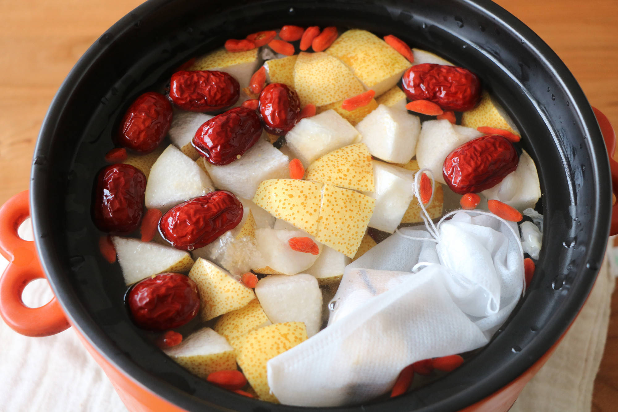 熬一锅老式吊梨汤,滋阴润燥,润肺止咳,煮一大锅,全家人都爱喝_汤品