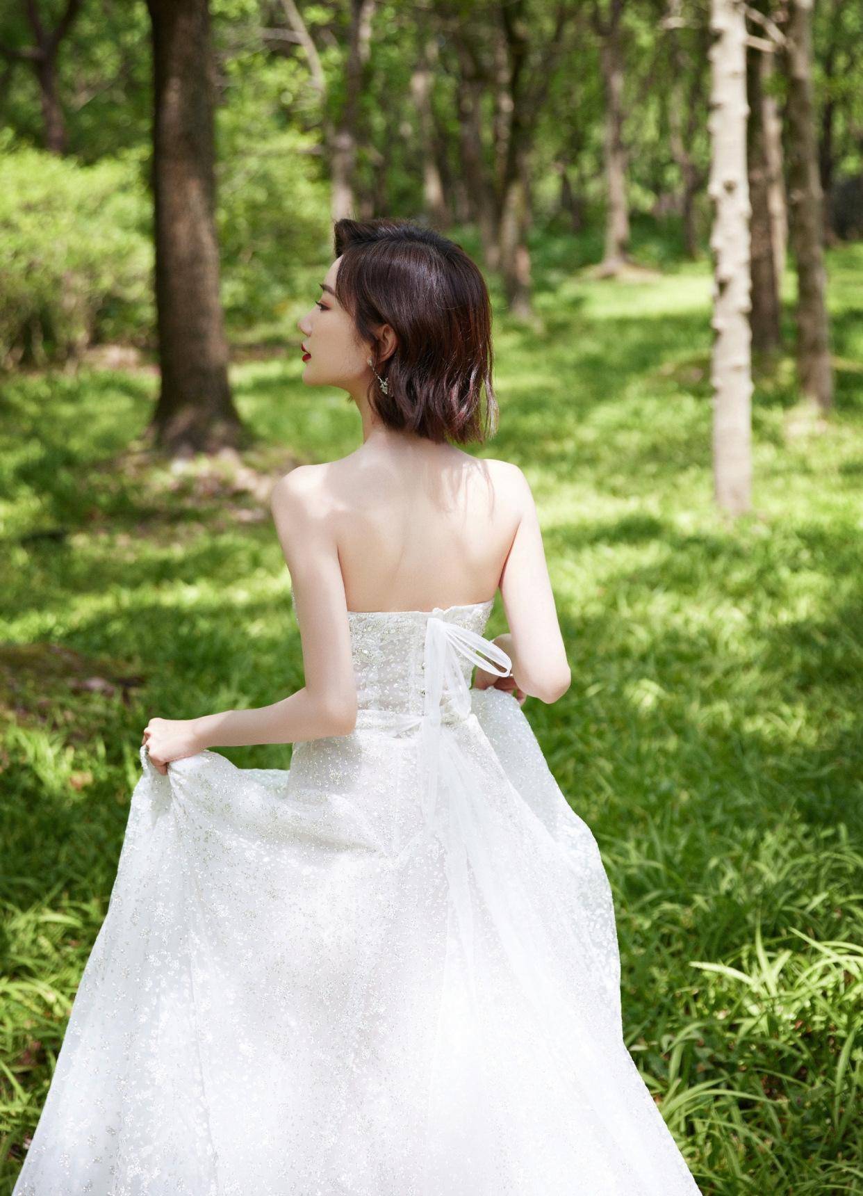 原创毛晓彤穿碎光浮金裙,秀香肩美背气质优雅