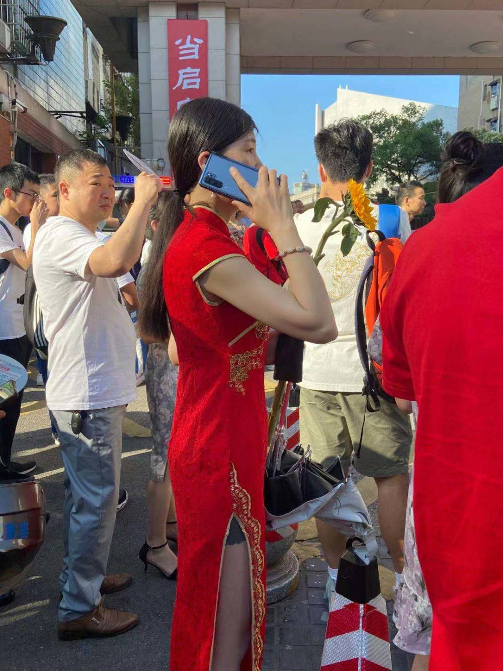 现场直击!长沙高考送考妈妈团出动,旗袍 向日葵成标配