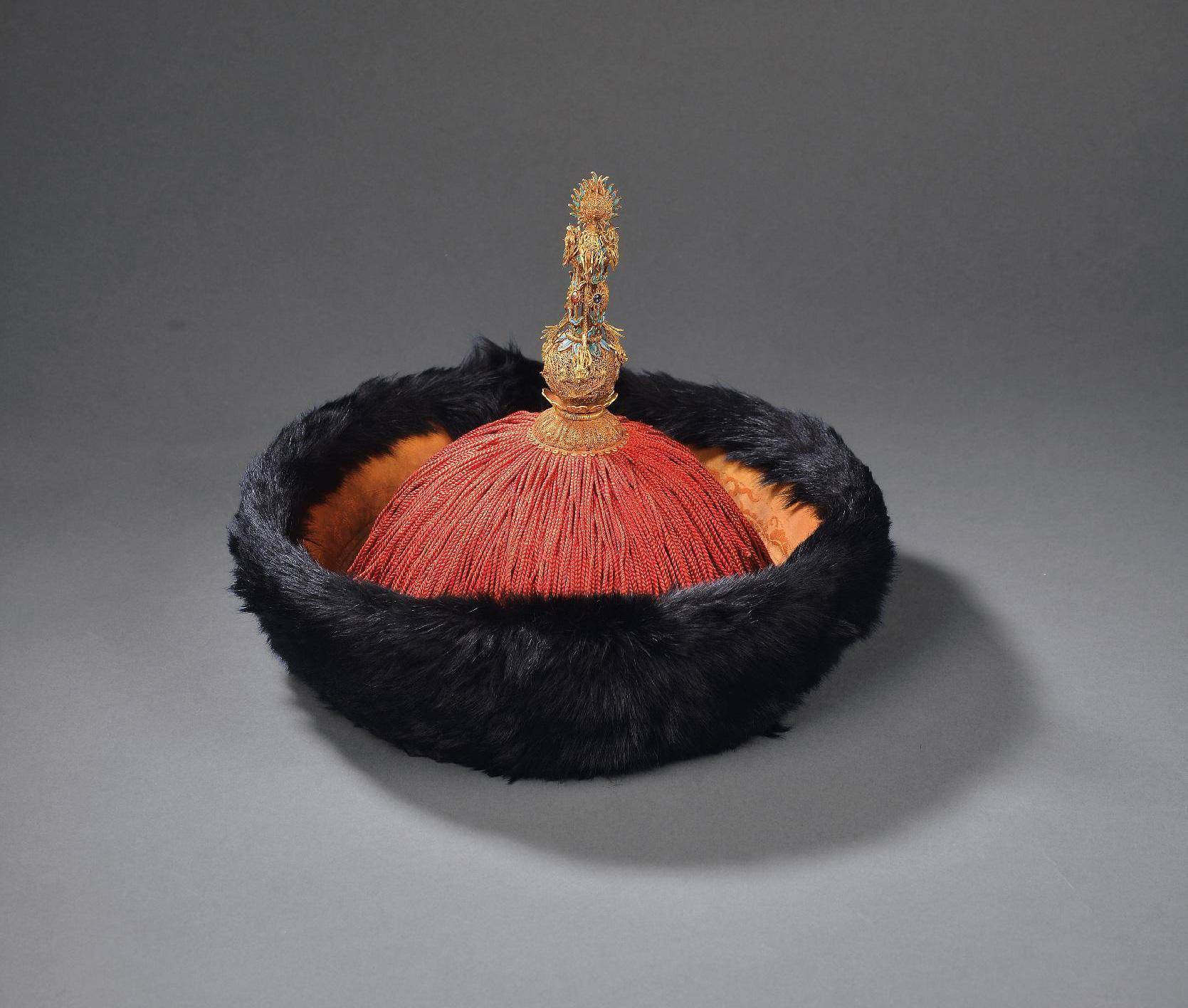 原创康熙皇帝南巡,浙江官员不慎弄掉朝冠,绍兴师爷9个字救他一命