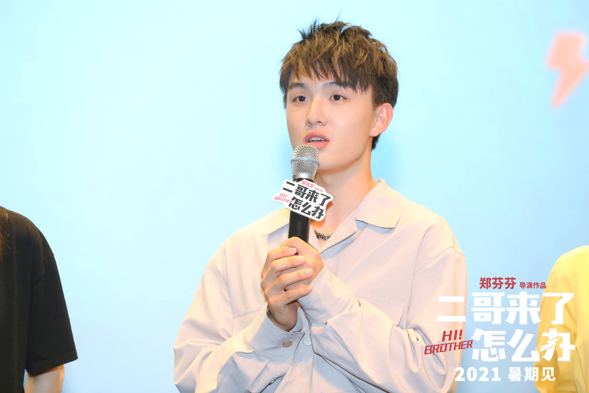 童星出身的郑伟饰演过很多的角色,也算是被观众看着长大的.