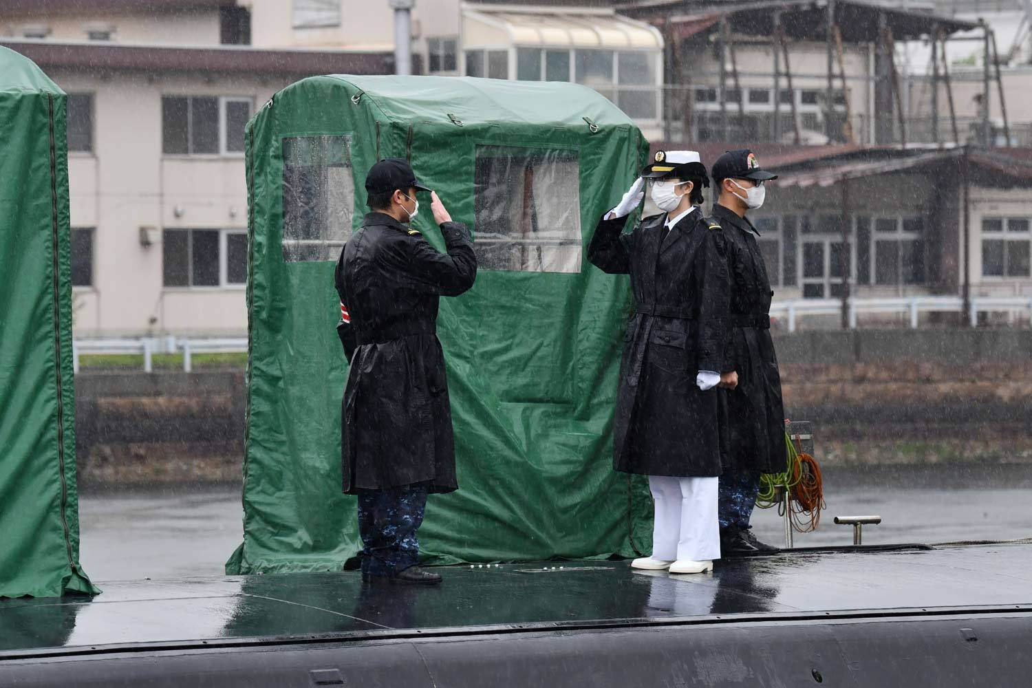 这是由于潜艇长期在水下航行,对水兵的生理和心理构成了很大的挑战,另