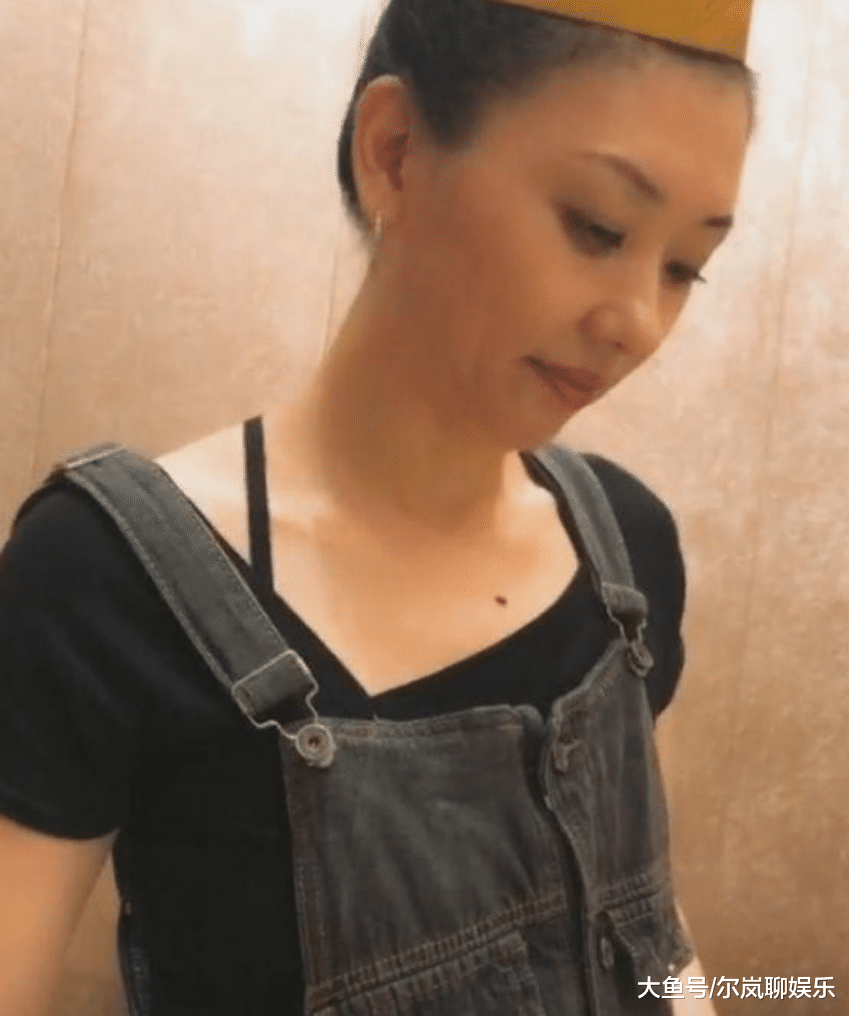 时尚前卫,一件吊带牛仔裙让这个已经是婆婆的人了还看上去非常的少女