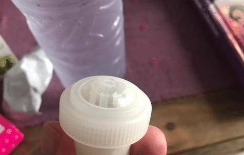 怎么快速打开瓶盖很紧的饮料 4054ad8bdbcf426aa1f5dfd318096871.jpeg