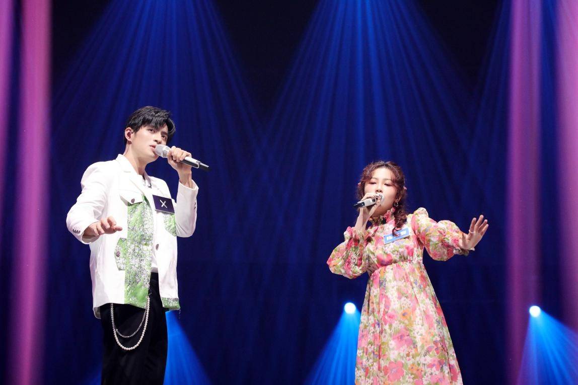 两人的一首《808》备受推荐人好评,也帮助陈婧霏成功揭名.