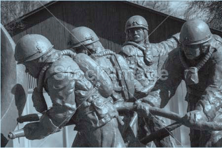 陆续赶来抢险的消防队员,军人,直升机飞行员,核电专家与工人轮番上阵