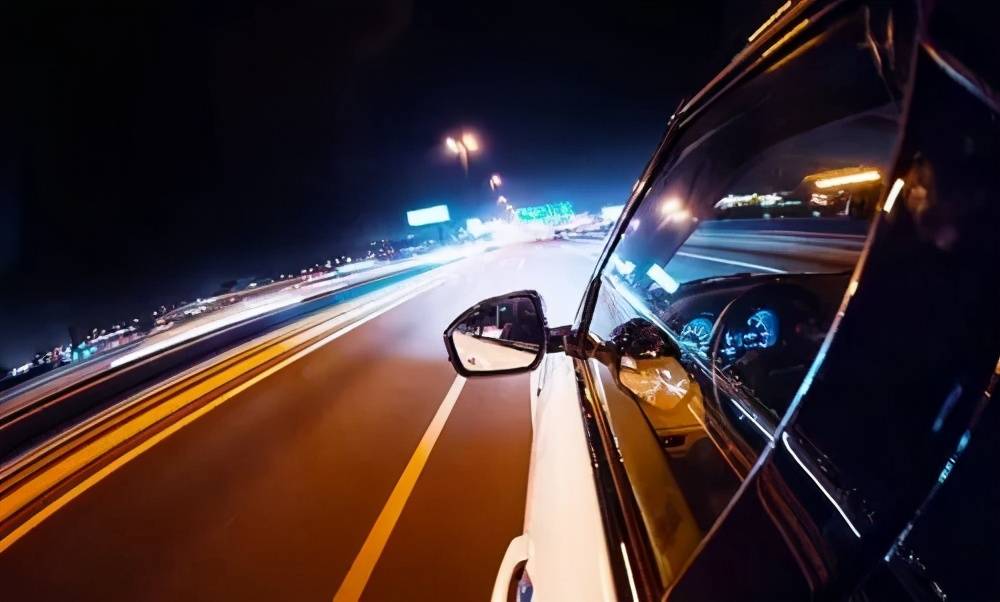 车灯真的越亮越好吗工信部led大亮灯一抓一个准