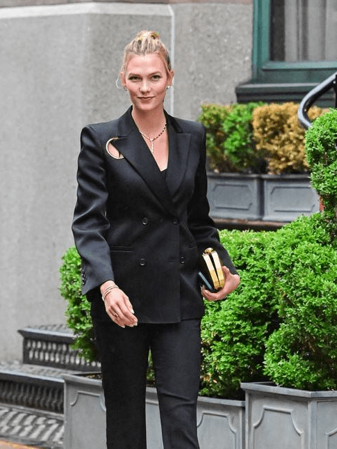 超模卡莉-克劳斯黑色西服外套 西裤 干练十足