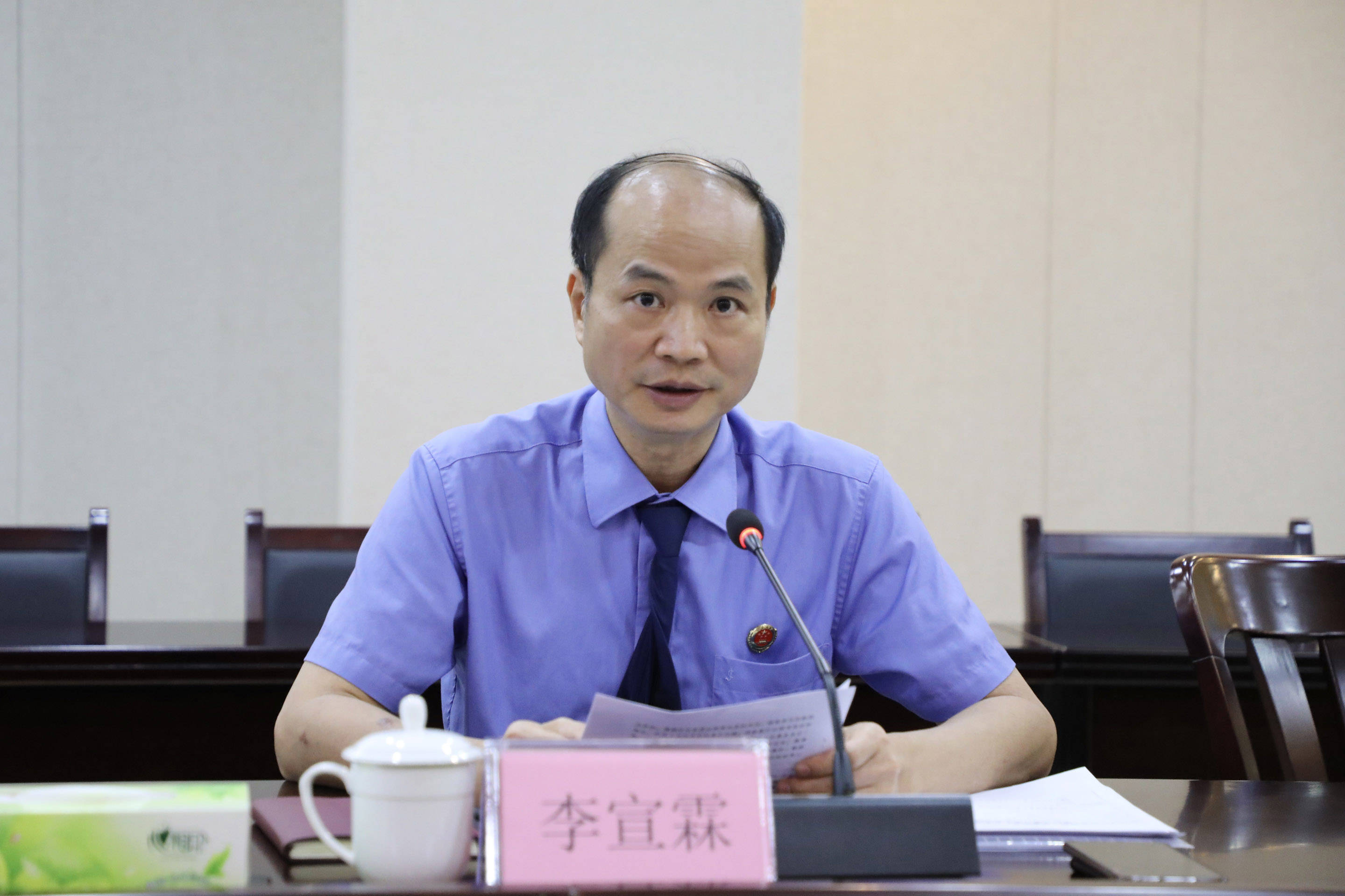 座谈会上,该院党组书记,检察长张峥鸣主持会议,并致欢迎辞.