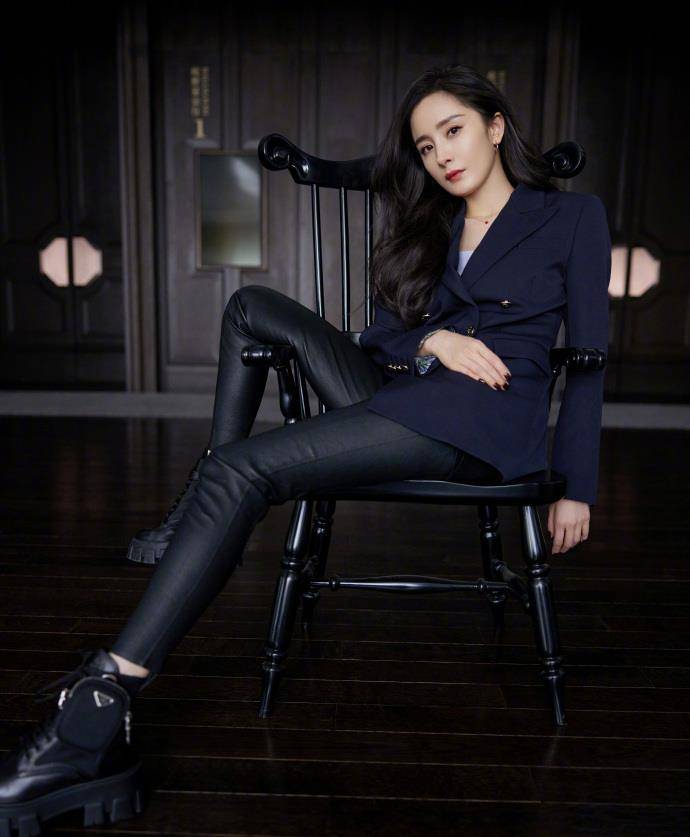 杨幂"上班"细腿又抢镜,穿紧身皮裤膝盖处都是褶子,根本撑不满