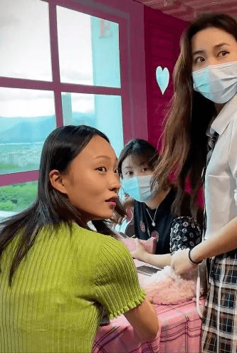 疯产姐妹张小花意外出镜身材丰腴眼睛灵动网友宝藏女孩