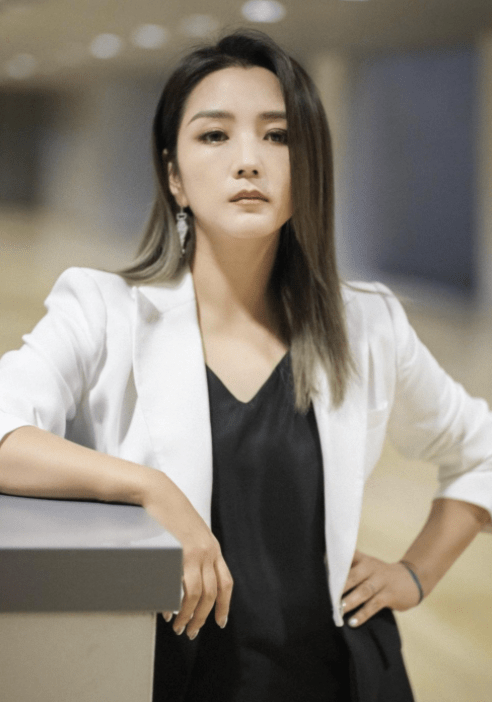 何洁的黑白"拼接"西装