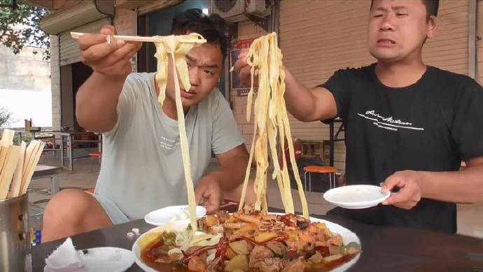 自拍小团队连杰和张乔两人是发小饭量惊人最温馨小团队