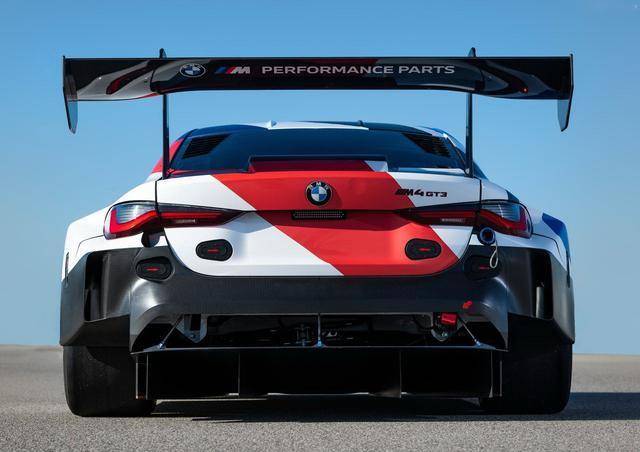 全新宝马m4 gt3造型犀利,大鼻孔夸张尾翼,售价超320万人民币!