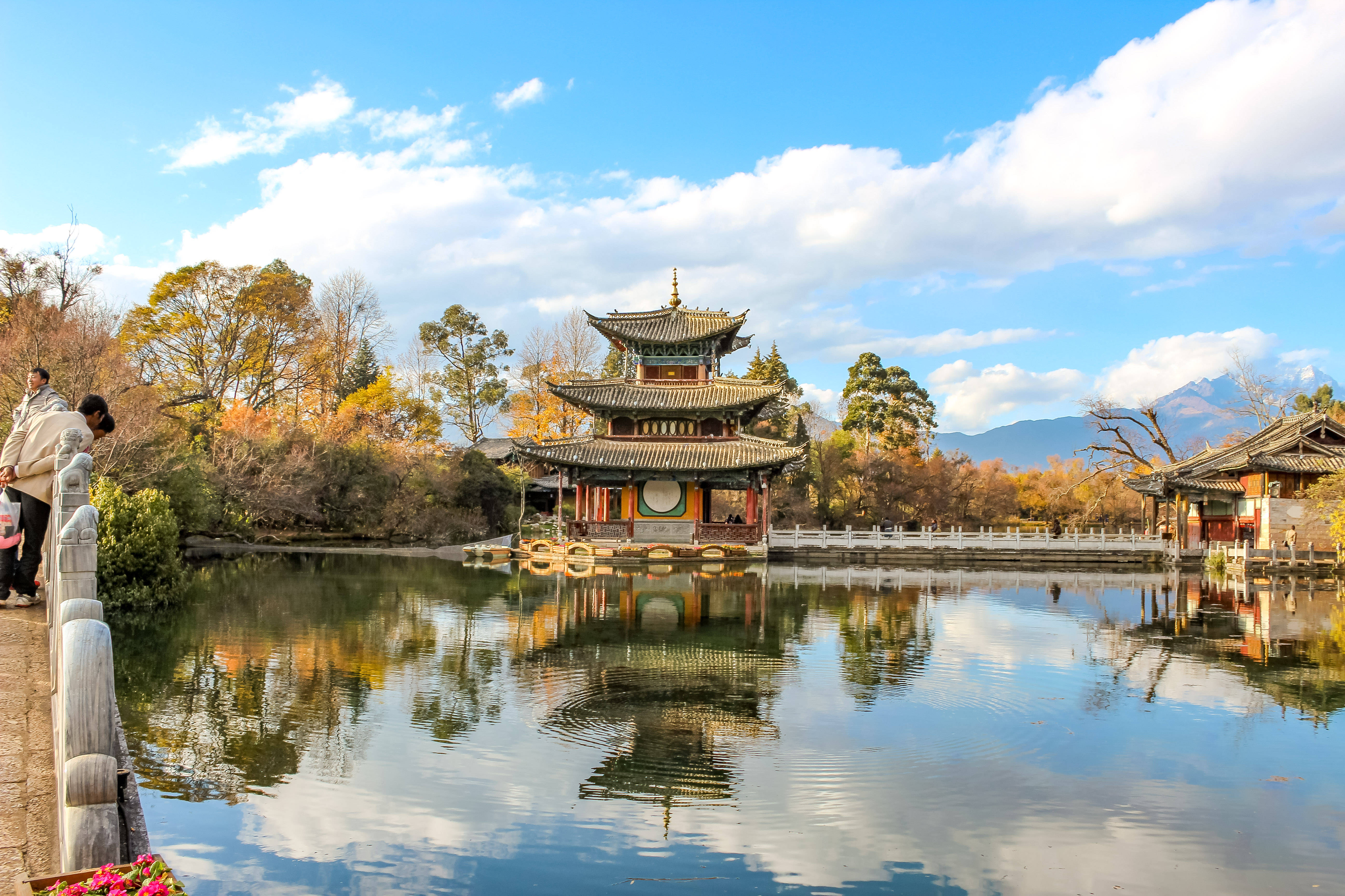 云南丽江古城,雪山倒映在黑龙潭水中,美景太让人治愈了