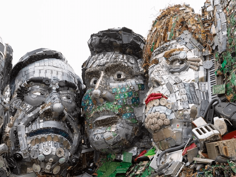 艺术家用电子垃圾制成g7版"总统山"