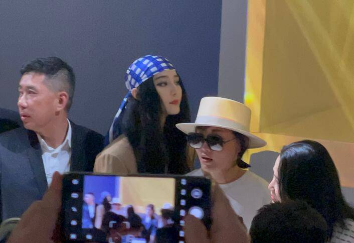 范冰冰参加晚宴被敬酒,优雅举起手中的红酒杯,礼貌回敬得体大方?