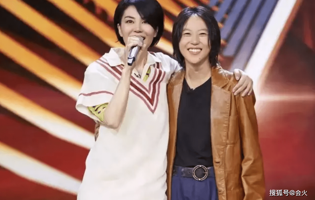 王菲女儿窦靖童罕见现身!打扮花哨走路霸气,脖子上纹身太抢眼