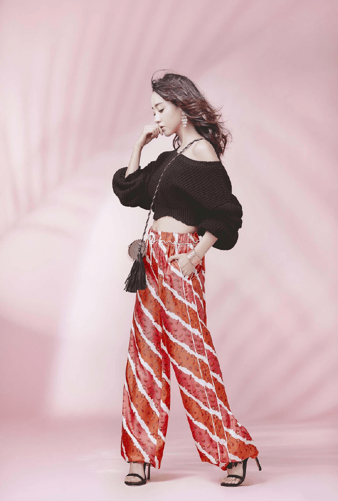 走红毯的杨蓉身材气质惊艳穿一字肩连衣裙魅力十足端庄优雅