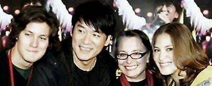 周华健为31岁混血儿子庆生 父子俩罕同框像同辈人