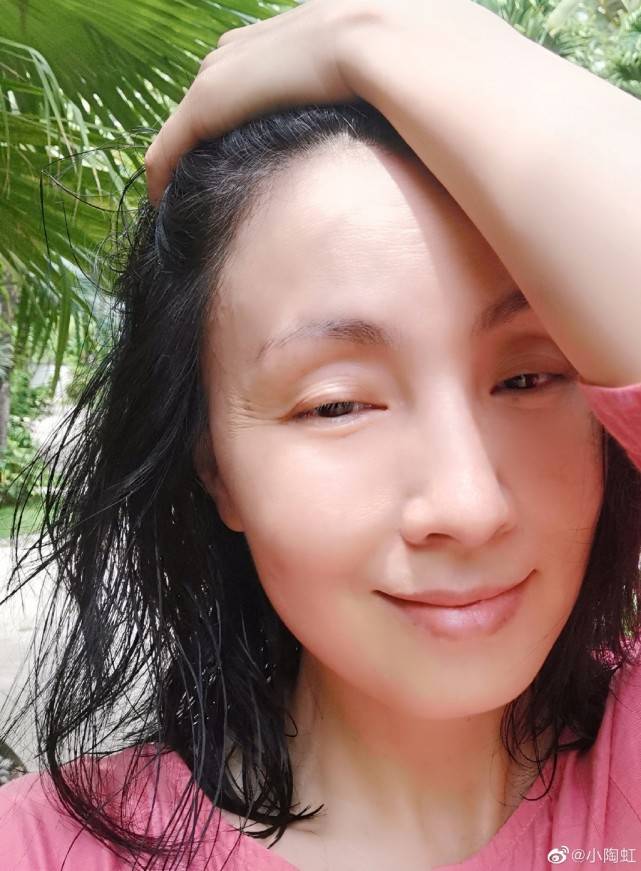 陶虹一身素衣全素颜打坐照曝光,被吐槽像老太太