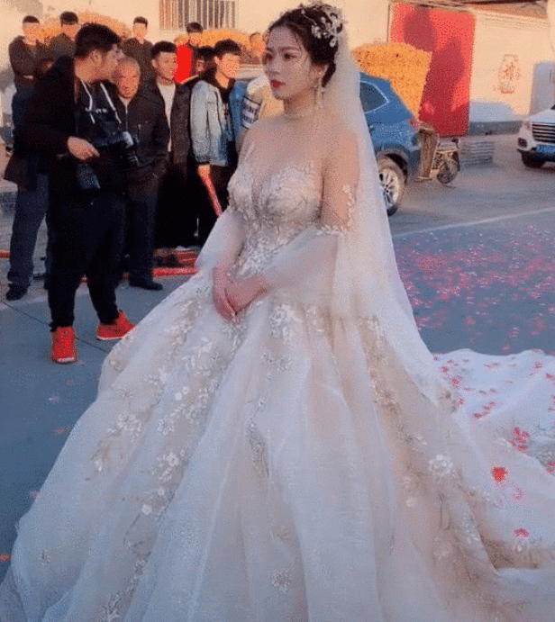 婚纱新娘_LizMartinez2022秋季婚纱礼服“BellaDonna”新娘系列