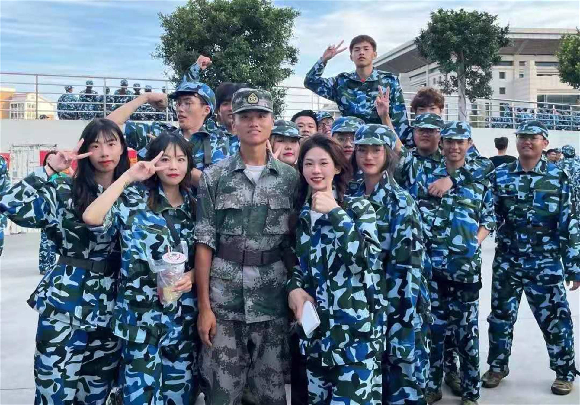 大一新生軍訓教官卻總盯著女生看女生軍訓須知要早些看