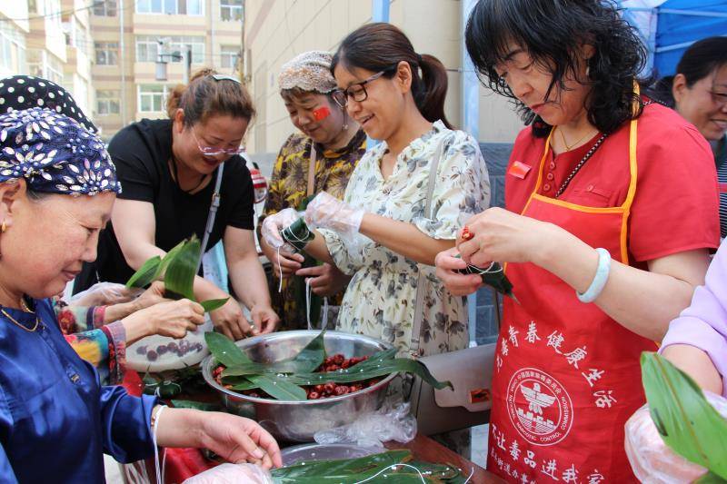 粽香端午鄰里情,民族團結一家親