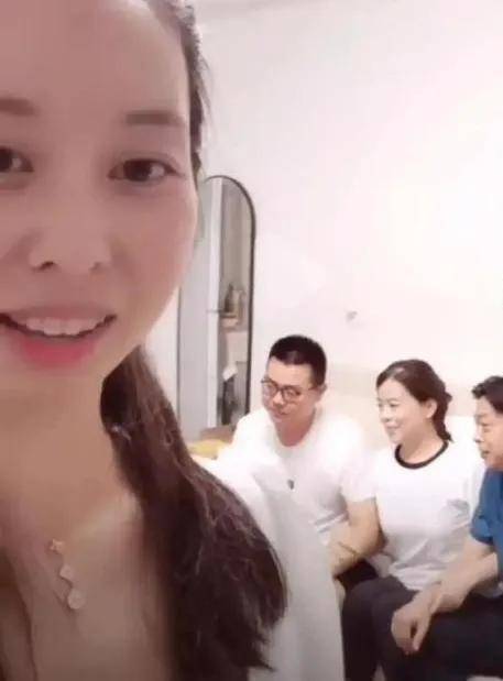 许妈和许爸给郭威庆祝生日,熊磊却隔空发声艾特前婆婆:令人头大