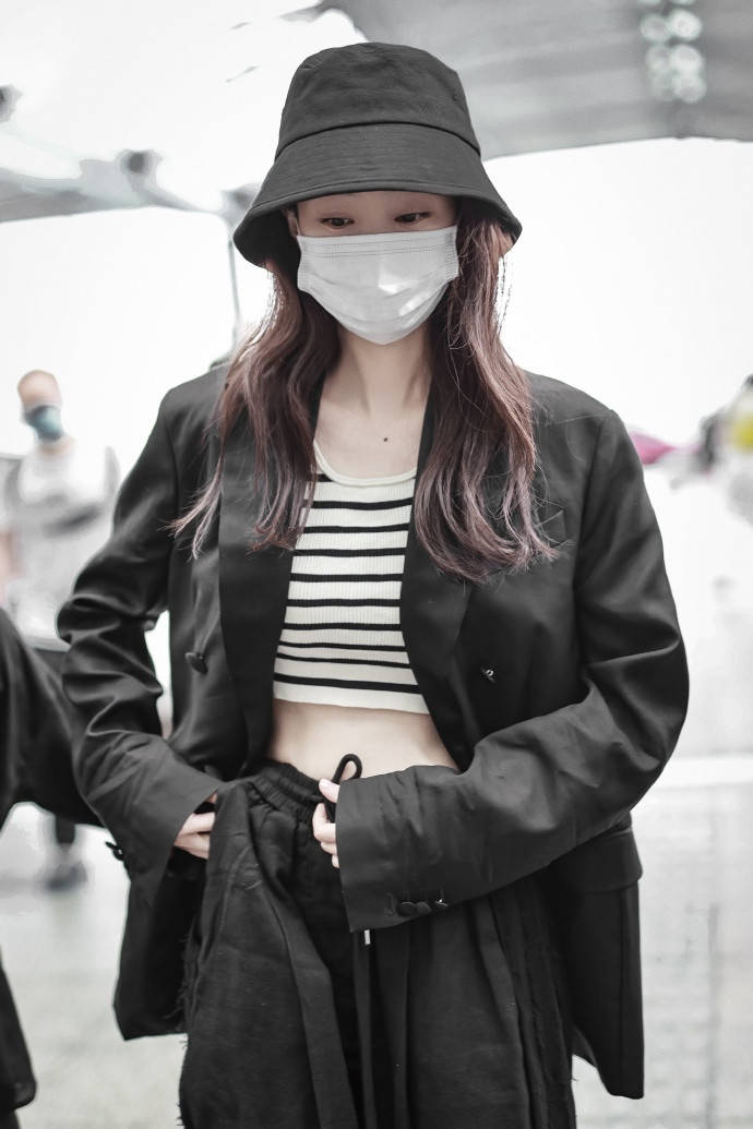 张小斐大胆穿露腰装走机场还配一件帅气黑西装斐妈越来越潮了