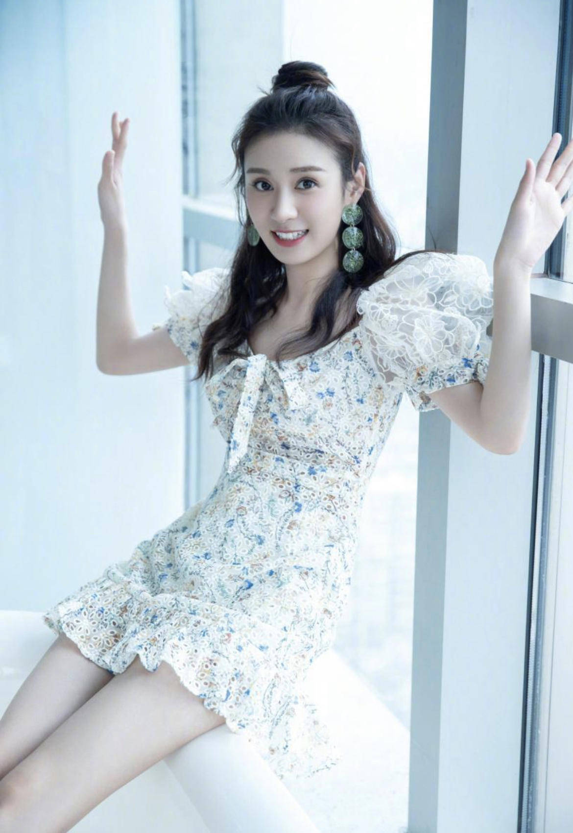 53岁的周慧敏仍惊艳穿一袭印花连衣裙配卷发高级减龄端庄优雅