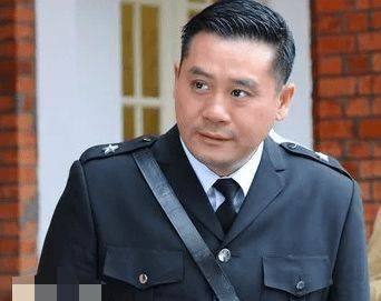 tvb知名绿叶身着隔离衣在广州社区低调当志愿者顶烈日维持防疫秩序