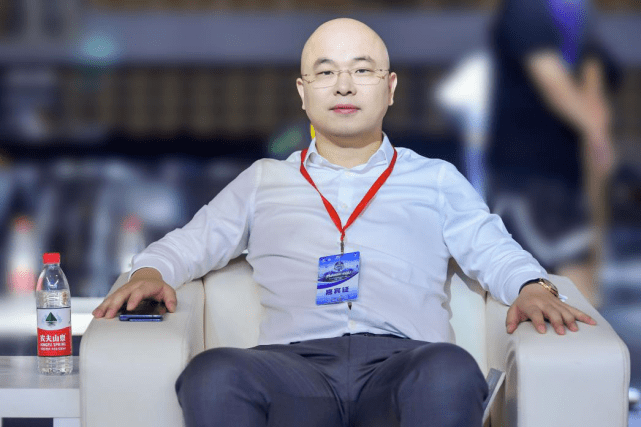 电竞总经理李辉,山东商报总编辑李杰,星宏集群执行总裁李韶华以及湖南