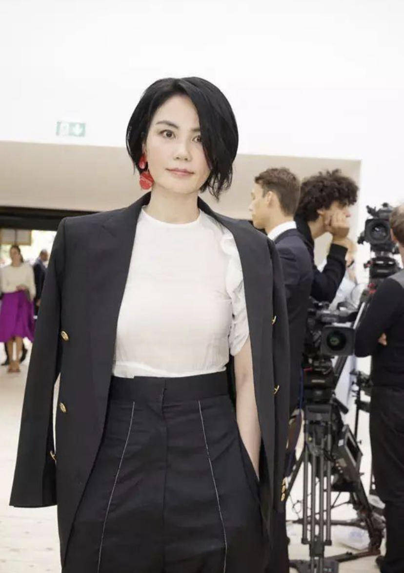 王菲穿衣真任性,基础款灰色t恤配黑色修身长裤,姐到哪都是焦点