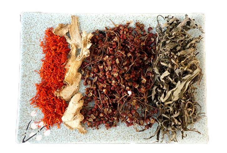 冻疮初期的缓解治疗方法可以常用一些活血化瘀的中草药来护理皮肤