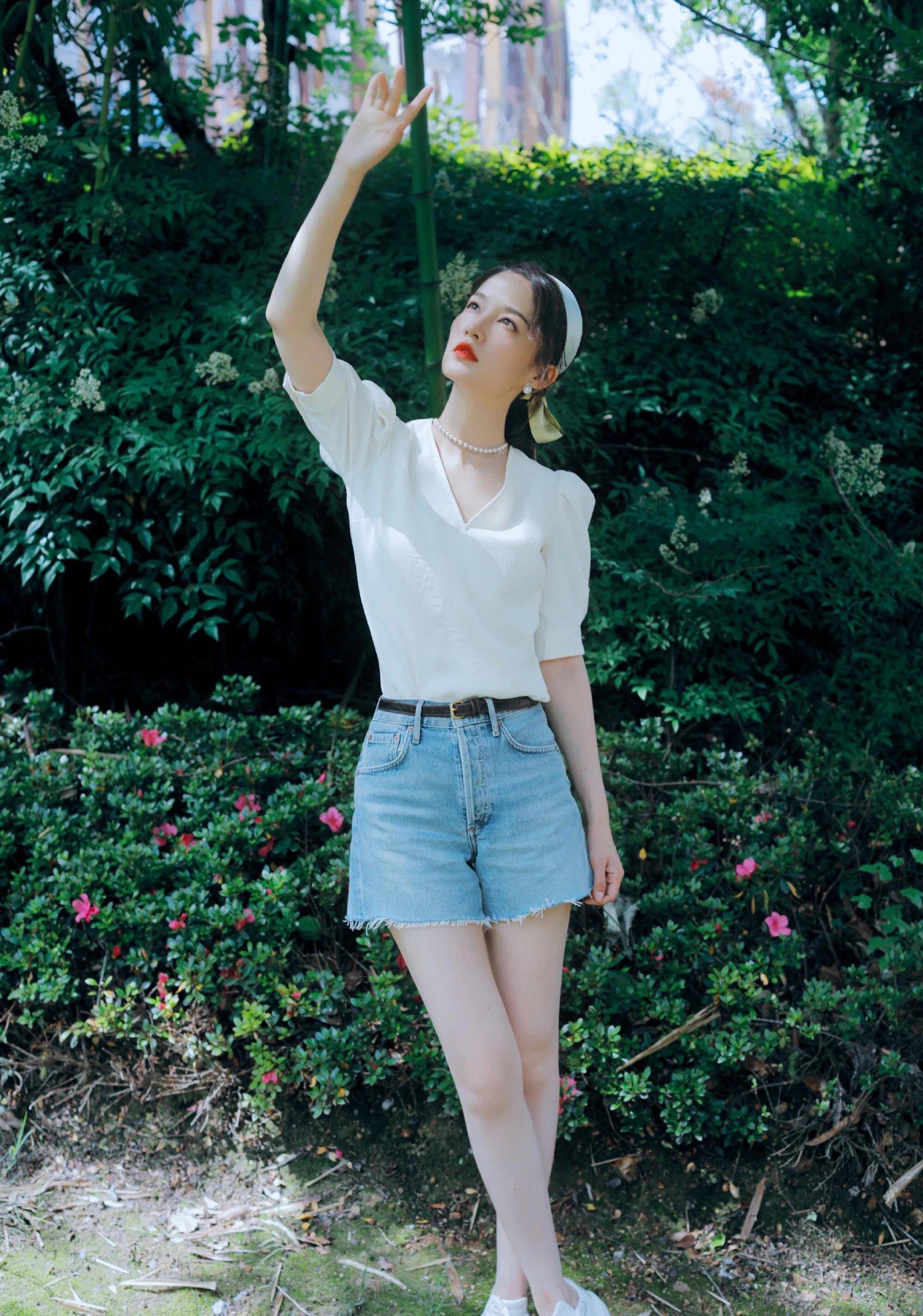 渔夫帽白衬衫牛仔短裤,李沁造型很美,被赞窈窕淑女