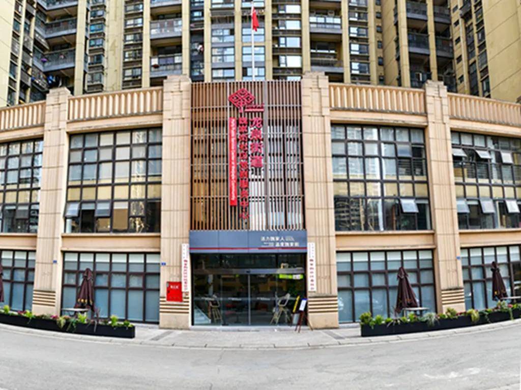 魏家街社区党委书记兼居委会主任,中级社会工作师,龙泉驿区"c 类精英